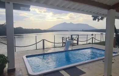 Imagem: A casa possui 4 Dormitórios, 4 Banheiros, 5 Vagas na garagem