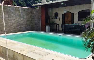 Imagem: A casa possui 4 Dormitórios e 2 Vagas na garagem e está localizado