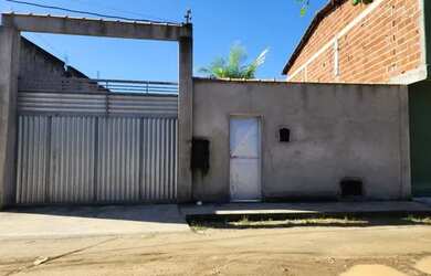 Imagem: A casa possui 2 Dormitórios, 1 Banheiro, 3 Vagas na garagem