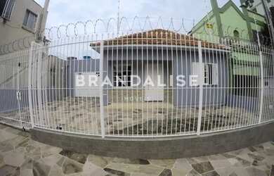 Imagem: A casa possui 2 Dormitórios, 2 Banheiros, 2 Vagas na garagem