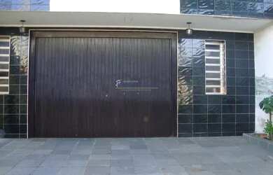 Imagem: A casa possui 3 Dormitórios, 4 Banheiros, 5 Vagas na garagem