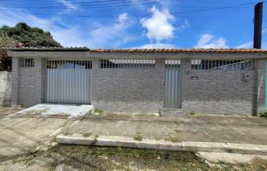 Imagem: A casa possui 3 Dormitórios, 1 Banheiro, 2 Vagas na garagem