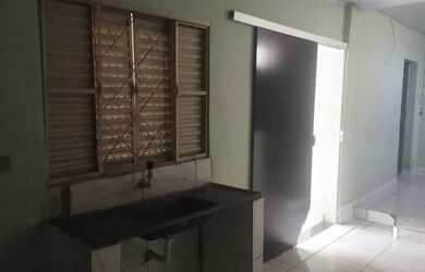 Imagem: A casa possui 2 Dormitórios, 2 Banheiros, 1 Vaga na garagem