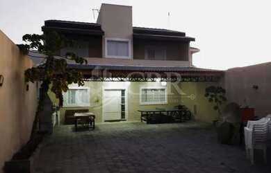 Imagem: A casa possui 2 Dormitórios, 3 Banheiros, 5 Vagas na garagem