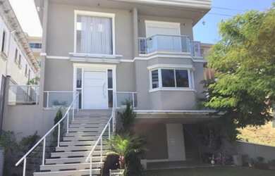 Imagem: A casa em condomínio possui 4 Dormitórios, 5 Banheiros, 4