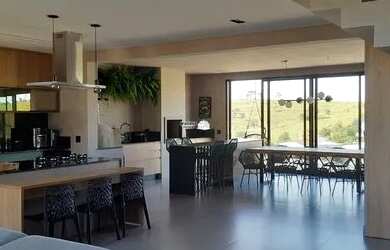 Imagem: A casa em condomínio possui 4 Dormitórios, 5 Banheiros, 4