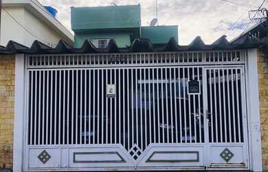 Imagem: A casa possui 3 Dormitórios, 2 Banheiros, 3 Vagas na garagem