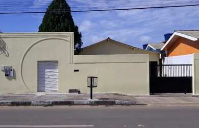 Imagem: A casa possui 2 Dormitórios, 3 Banheiros, 3 Vagas na garagem