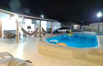 Imagem: A casa possui 2 Dormitórios, 4 Vagas na garagem e está localizado