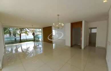 Imagem: A casa possui 3 Dormitórios, 3 Banheiros, 4 Vagas na garagem