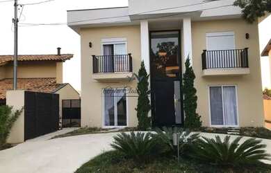 Imagem: A casa em condomínio possui 5 Dormitórios, 5 Banheiros, 4