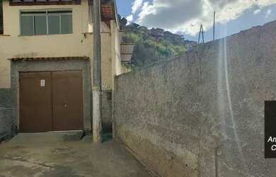 Imagem: A casa possui 4 Dormitórios, 4 Banheiros, 2 Vagas na garagem