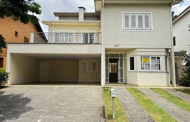 Imagem: A casa em condomínio possui 4 Dormitórios, 5 Banheiros, 5