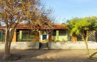 Imagem: A casa possui 3 Dormitórios, 2 Banheiros, 4 Vagas na garagem