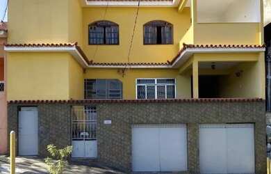 Imagem: A casa possui 3 Dormitórios, 1 Banheiro, 1 Vaga na garagem