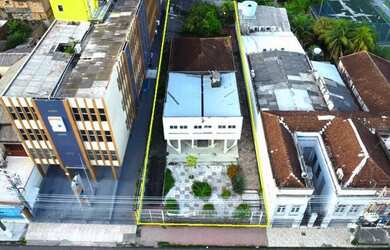 Imagem: A casa possui 5 Dormitórios, 4 Banheiros, 5 Vagas na garagem