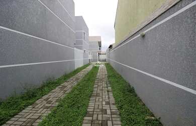 Imagem: A casa possui 3 Dormitórios, 2 Banheiros, 1 Vaga na garagem