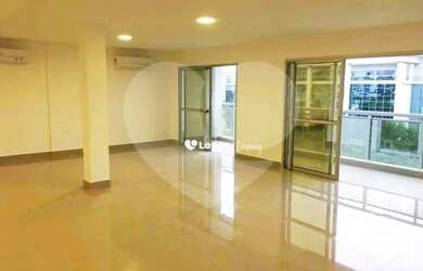 Imagem: O depósito possui 1 Vaga na garagem e 81m² de Área e está