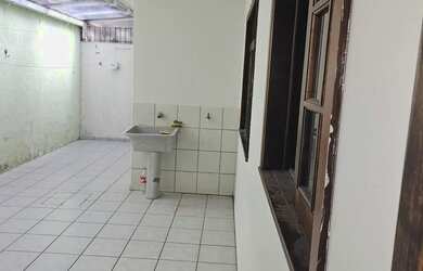 Imagem: A casa em condomínio possui 3 Dormitórios, 2 Vagas na garagem