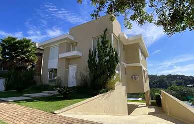 Imagem: A casa em condomínio possui 4 Dormitórios, 5 Banheiros, 4