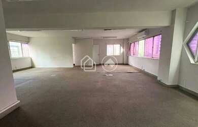 Imagem: O depósito para alugar possui 2 Vagas na garagem e 220m² de