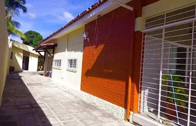 Imagem: A casa possui 3 Dormitórios, 3 Banheiros, 5 Vagas na garagem