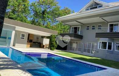 Imagem: A casa em condomínio possui 5 Dormitórios, 5 Banheiros, 5