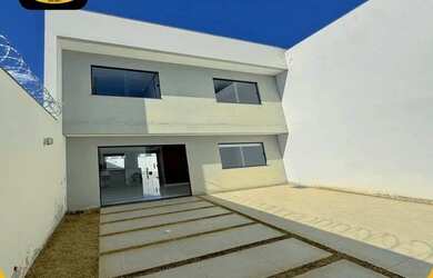 Imagem: A casa possui 3 Dormitórios, 2 Banheiros, 1 Vaga na garagem