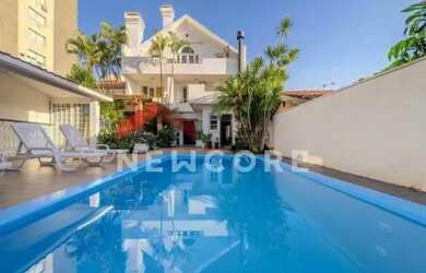 Imagem: A casa possui 3 Dormitórios, 4 Banheiros, 2 Vagas na garagem