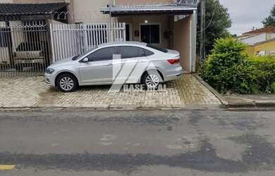 Imagem: A casa possui 3 Dormitórios, 2 Banheiros, 1 Vaga na garagem