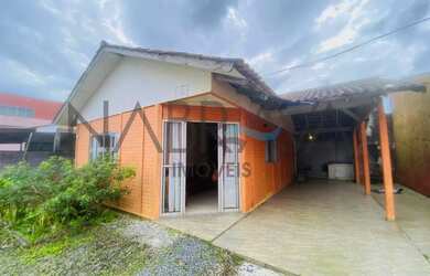 Imagem: A casa possui 3 Dormitórios, 1 Banheiro, 5 Vagas na garagem