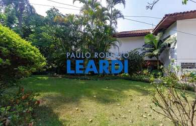 Imagem: A casa possui 4 Dormitórios, 5 Banheiros, 4 Vagas na garagem