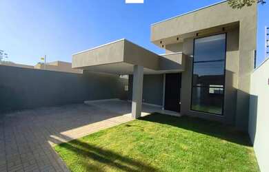 Imagem: A casa possui 3 Dormitórios, 2 Banheiros, 2 Vagas na garagem