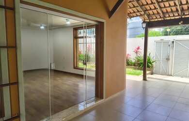 Imagem: A casa e possui 3 Dormitórios, Suítes, 4 Banheiros, 5 Vagas