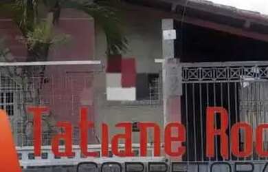 Imagem: A casa possui 3 Dormitórios, 2 Banheiros, 2 Vagas na garagem