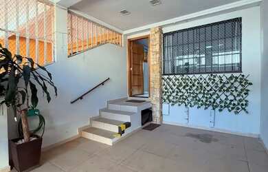 Imagem: A casa possui 3 Dormitórios, 3 Banheiros, 2 Vagas na garagem