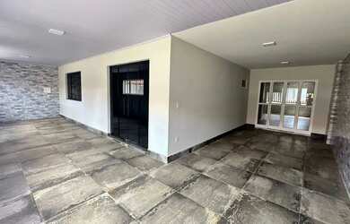 Imagem: A casa possui 4 Dormitórios, 2 Banheiros, 3 Vagas na garagem