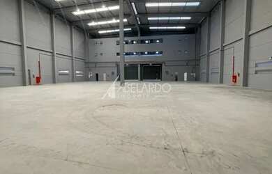 Imagem: O depósitoe possui 5 Vagas na garagem, 2101-0m² de Área está