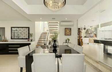 Imagem: A casa possui 3 Dormitórios, 5 Banheiros, 4 Vagas na garagem