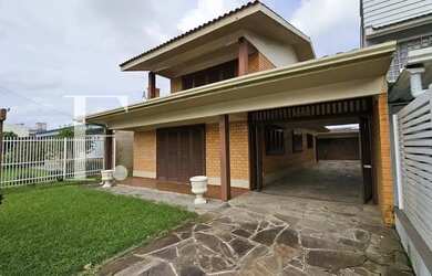 Imagem: A casa possui 3 Dormitórios, 2 Banheiros, 2 Vagas na garagem