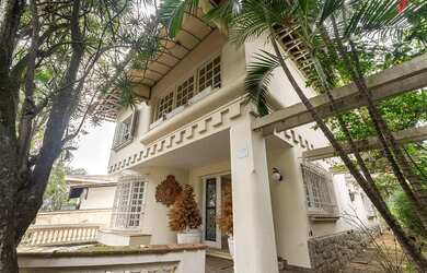 Imagem: A casa possui 4 Dormitórios, 4 Banheiros, 2 Vagas na garagem