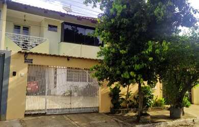 Imagem: A casa possui 4 Dormitórios, 3 Banheiros, 4 Vagas na garagem