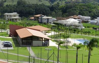 Imagem: O terreno e possui Dormitórios, Suítes, Banheiros, 540-0m²