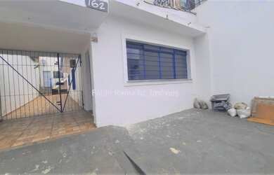 Imagem: A casa possui 1 Dormitório, 1 Banheiro, 1 Vaga na garagem