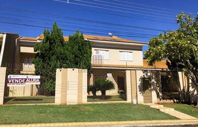 Imagem: A casa possui 4 Dormitórios, 5 Banheiros, 5 Vagas na garagem