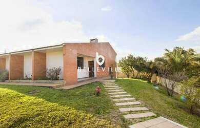 Imagem: A casa possui 3 Dormitórios, 3 Banheiros, 4 Vagas na garagem