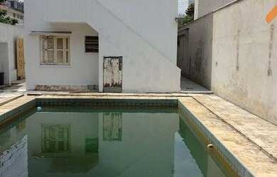 Imagem: A casa possui 4 Dormitórios, 5 Banheiros, 4 Vagas na garagem