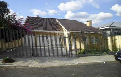 Imagem: A casa possui 1 Dormitório, 3 Banheiros, 5 Vagas na garagem