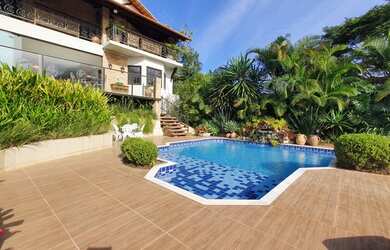 Imagem: A casa possui 4 Dormitórios, 4 Banheiros, 4 Vagas na garagem