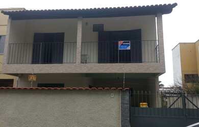 Imagem: A casa possui 3 Dormitórios, 3 Banheiros, 2 Vagas na garagem